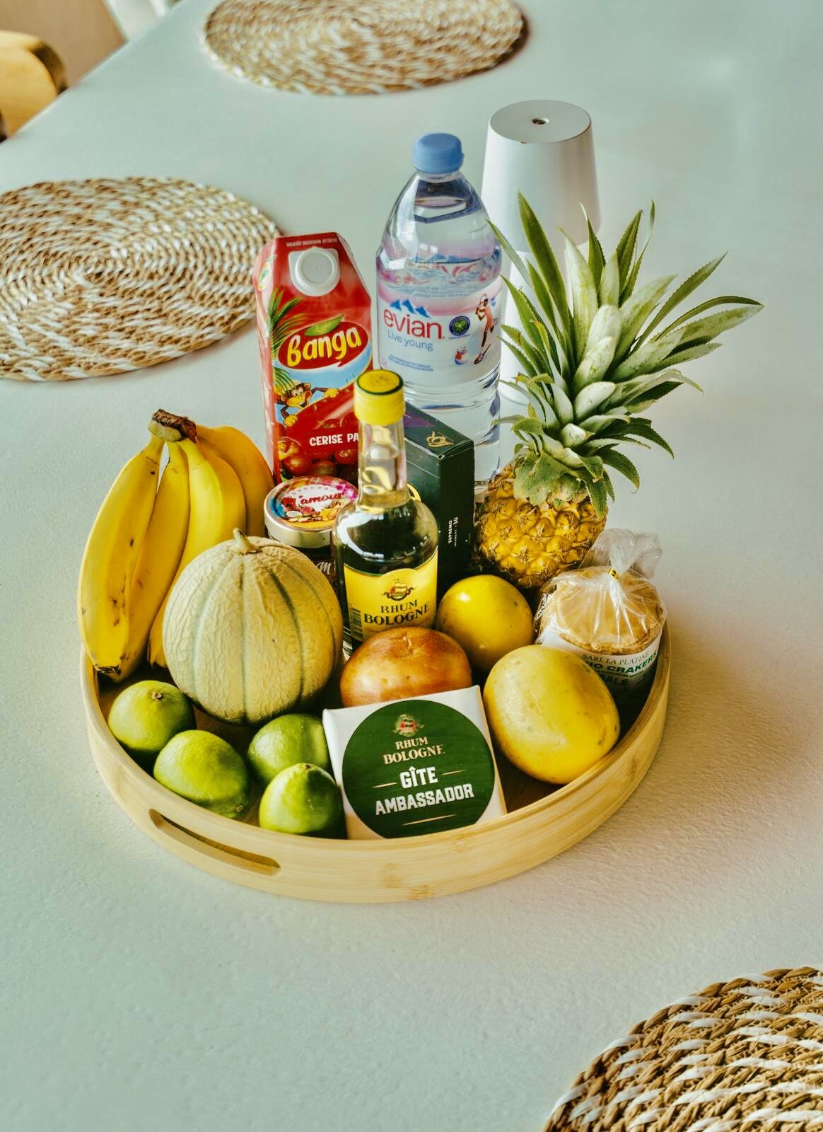 Panier de bienvenue dans une villa tropicale